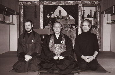 P. Johannes Kopp Hôun-ken mit Yamada Kôun Roshi im Zendo in Kamakura